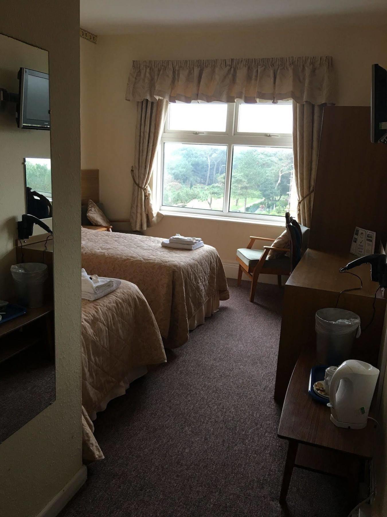 Hotel Riviera By The Sea Bournemouth Bagian luar foto