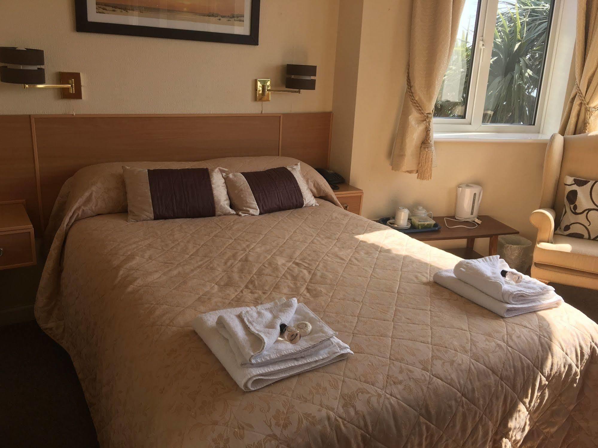 Hotel Riviera By The Sea Bournemouth Bagian luar foto